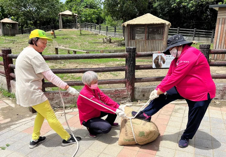 志工媽媽使出渾身解數製作大香包。觀光局提供