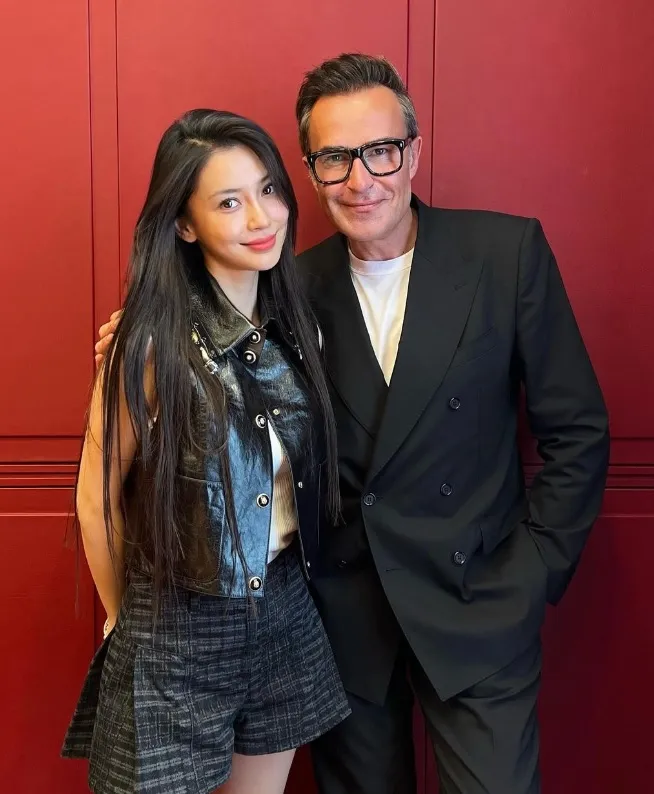 Angelababy與愛馬仕總監Michael Coste合影。翻攝Michael Coste的IG