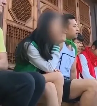 綜藝節目《奔跑吧》播出回顧畫面，把Angelababy俏臉馬賽克。翻攝《奔跑吧》