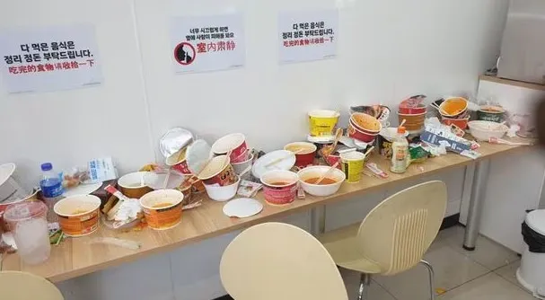遊客用餐完後就把垃圾棄置在超商內。翻攝自朝鮮日報