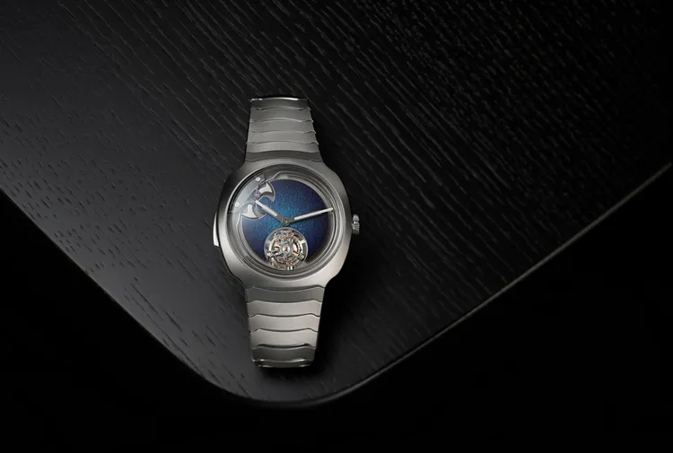 亨利慕時疾速者三問報時陀飛輪藍色琺瑯概念腕錶，42.3mm，不鏽鋼錶殼，水藍色煙燻「大明火」琺瑯錶盤，一體式不鏽鋼鏈帶，HMC 905手動上鏈機芯，動力儲存90小時，防水深度50米，1041萬6000元。品牌提供