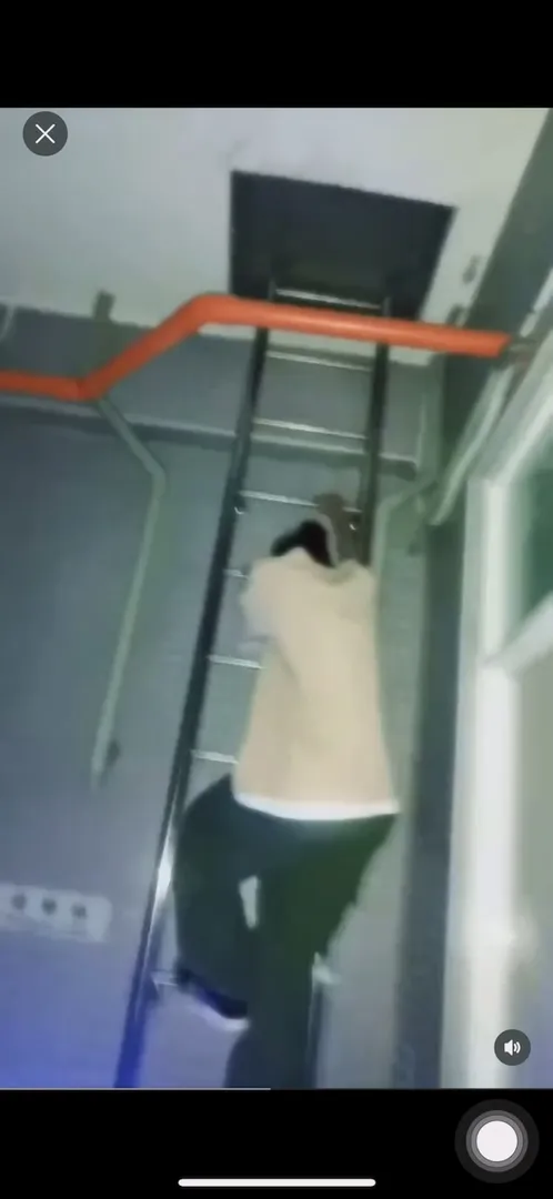 高雄某高職畢業生從逃生通道闖入校園。翻攝畫面