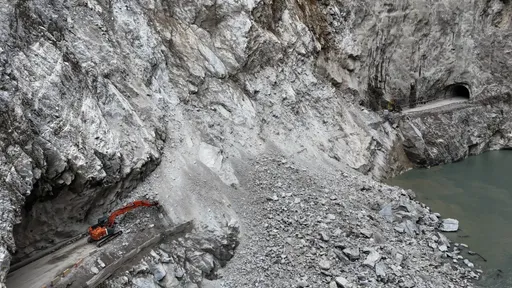 中橫174.8K錐麓隧道東口大量落石坍方 雙向受阻!公路局預計明午搶通