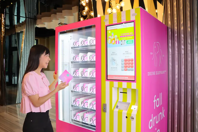 品牌試用包兌換販賣機。業者提供