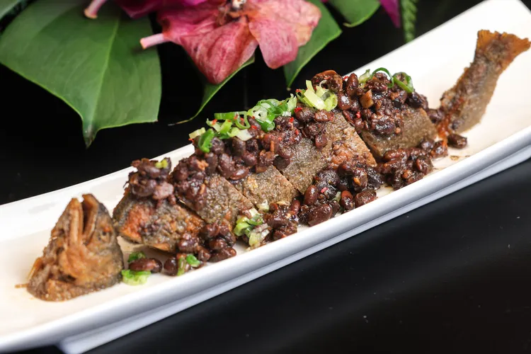 「涼夏食集」季節菜單中的豆豉香魚，靈感來自香港人成長中的共同回憶「豆豉鯪魚罐頭」。業者提供