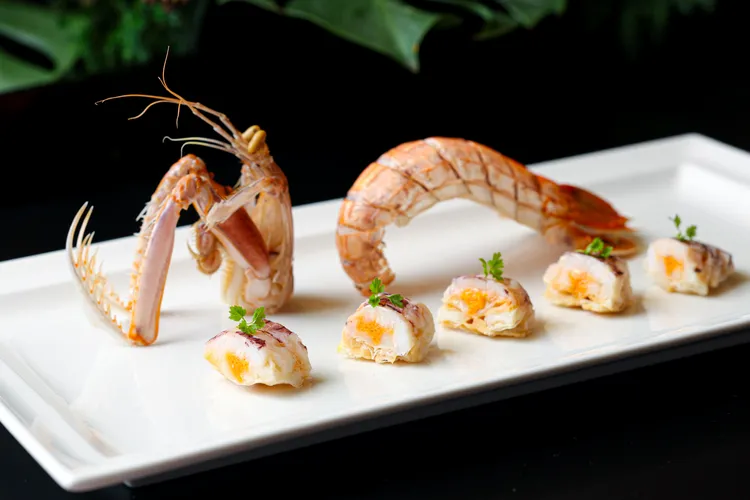 「涼夏食集」季節菜單中的凍瀨尿蝦，選用澎湖直送的鮮活抱卵瀨尿蝦，清涼而滋味鮮甜。業者提供