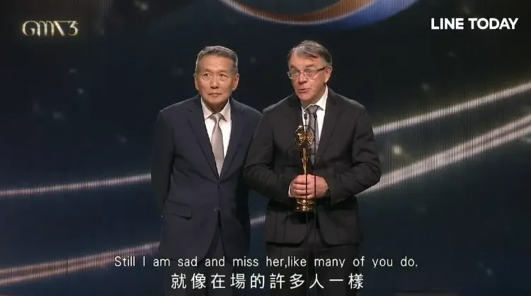 鄭華娟的夫婿Michael（右）和大哥上台代領「特別貢獻獎」。翻攝LINE TODAY