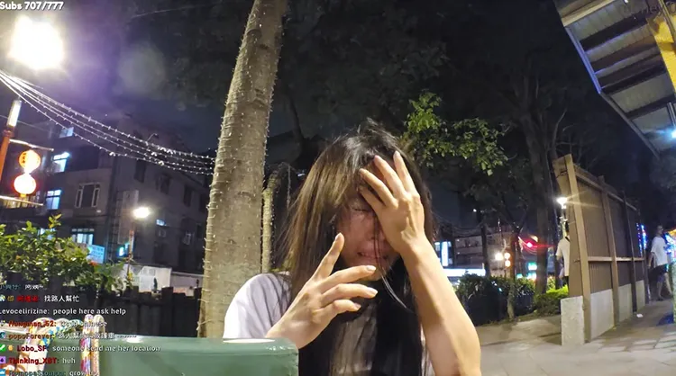 「五月」痛苦地蹲在路邊向路人求救。翻攝《@may5w》Twitch