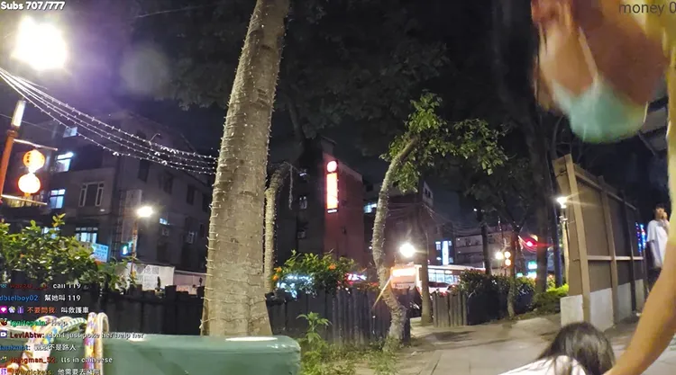 「五月」昏倒那一刻，一名男子趕緊上前幫忙叫救護車。翻攝《@may5w》Twitch