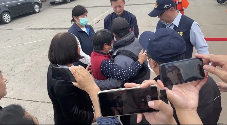 金門胡姓、吳姓釣客出海釣魚失聯，遭中國海警尋獲。吳姓釣客（中右）日前返回金門，下船後看到母親（中左）忍不住激動相擁。（讀者提供）中央社