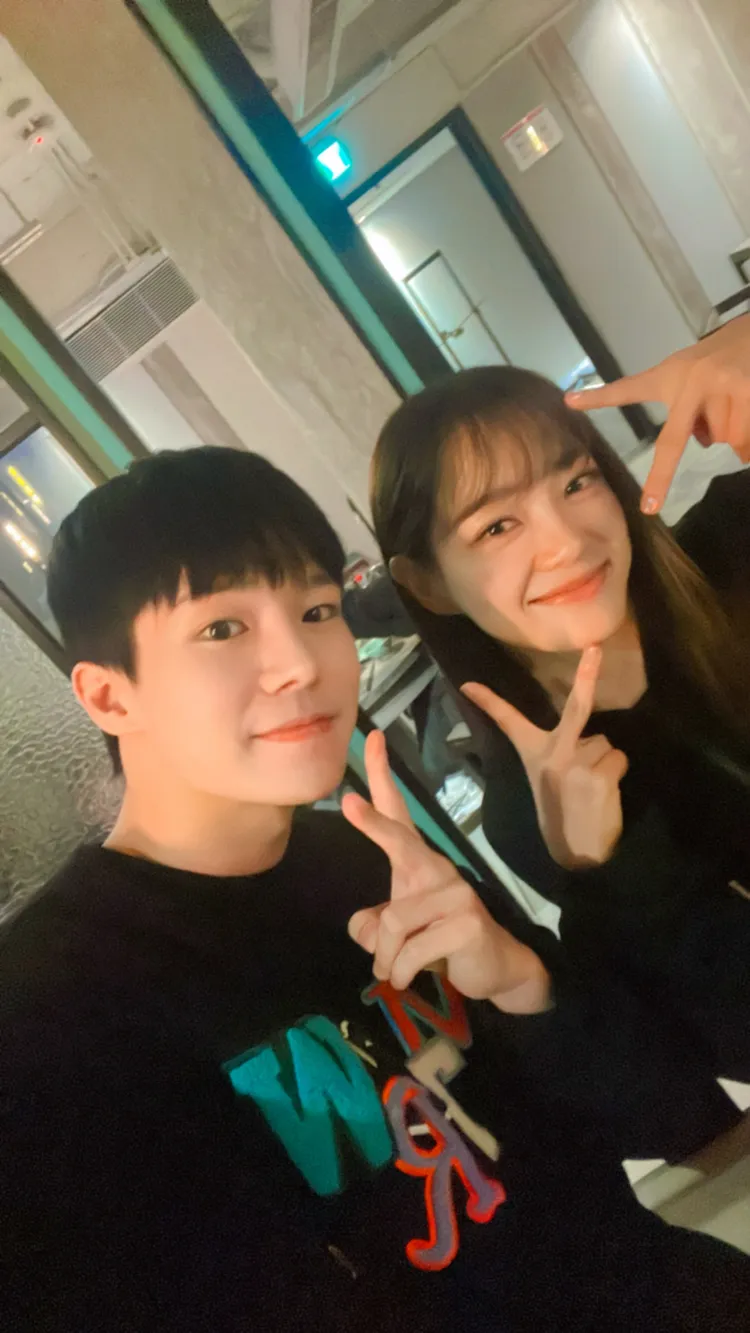陳廷軒（左）去年因工作與韓國女神金世正相見歡竟成學姊學弟。翻攝陳廷軒IG