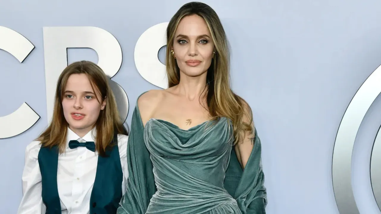 安潔莉娜裘莉（右）與女兒薇薇安換上綠色母女裝。美聯社