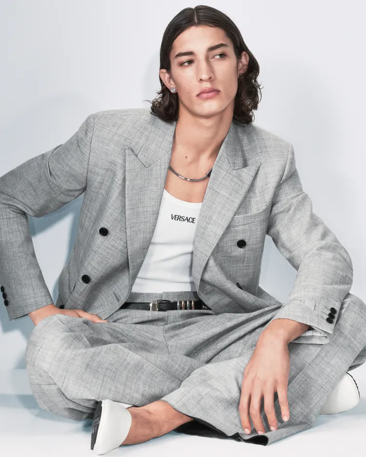 採用更加輕盈飄逸的材質製成。品牌提供