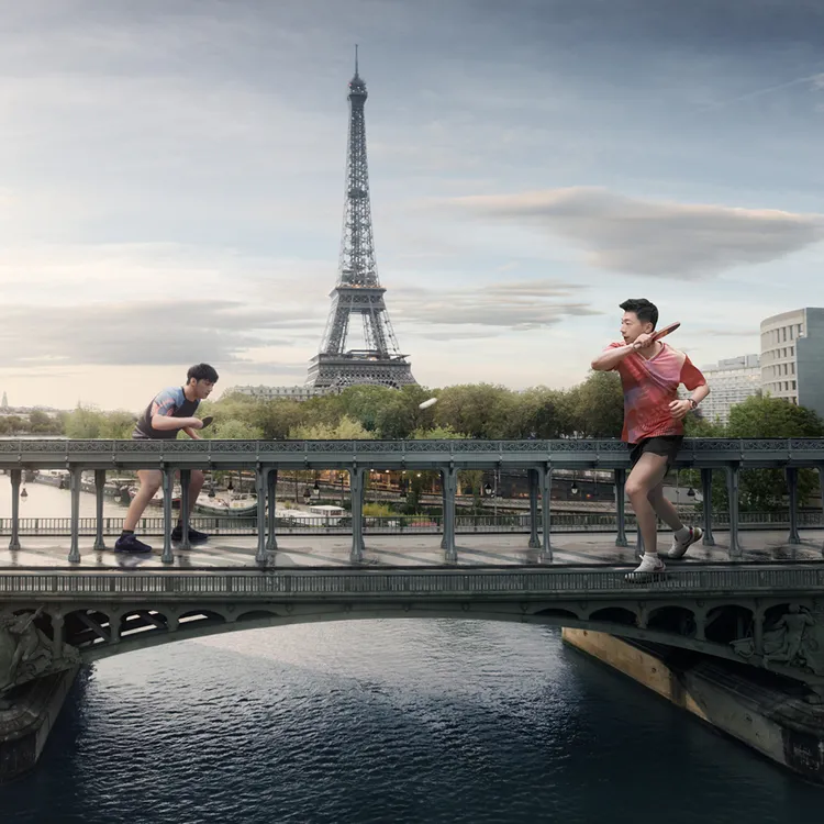 OMEGA PARIS 2024廣告宣傳活動，讓中國桌球選手馬龍（右）「變巨人」，在比爾阿坎橋（又稱比爾哈凱姆橋）大展身手。品牌提供