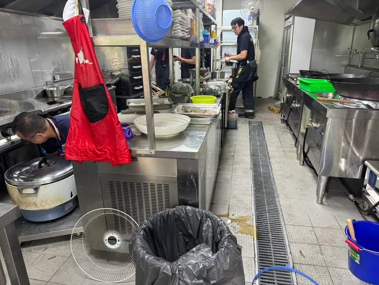 立元路自助餐發生氣爆案，鑑識人員採證。翻攝畫面