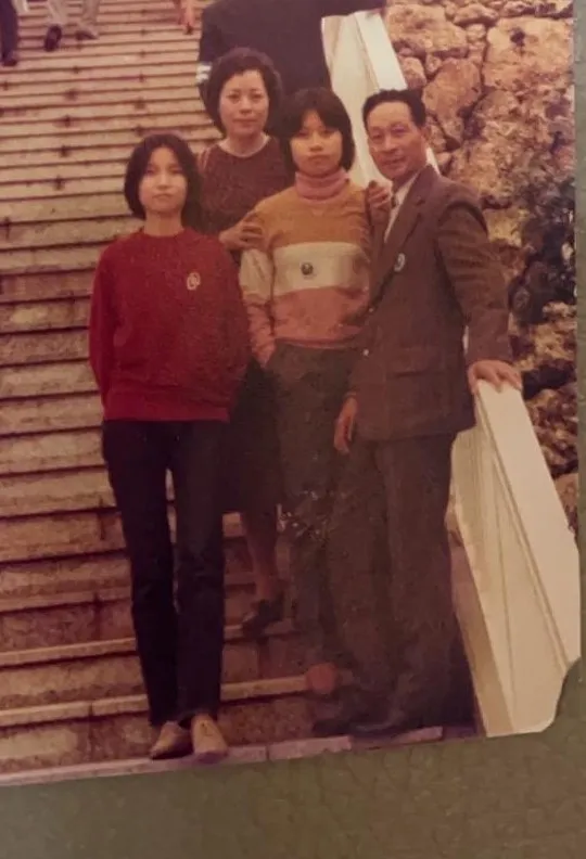邱瓈寬（左）與母親（左二）、父親（右）及表妹合影。