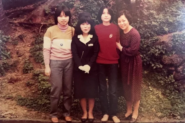 媽媽（右）和寬姊（右二）合照。翻攝畫面