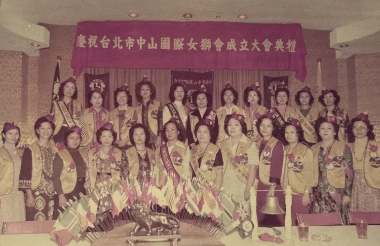 邱瓈寬媽媽做為中山國際女獅會成員，到處做善事。翻攝畫面