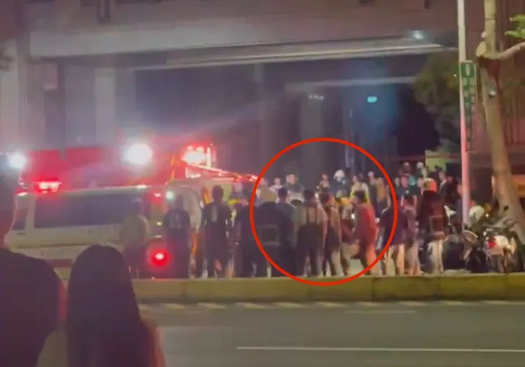 竹市2勇消殉職，火場中找到遺體並送上救護車，同仁救護車旁悲痛列隊。翻攝畫面