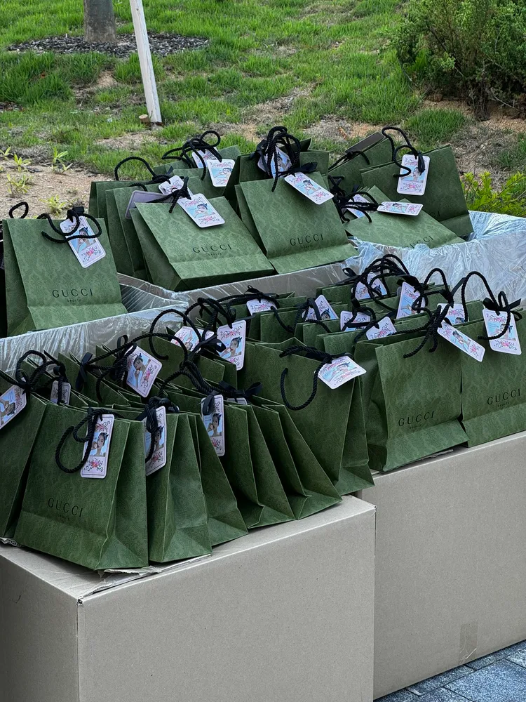 Hanni代言的GUCCI香水堆積如山。翻攝idolissue