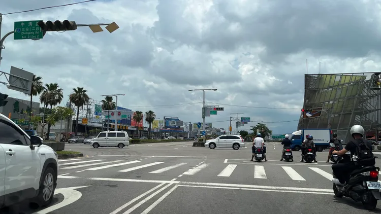 台中市政府配合國1銜接台74線6月18日再開放3匝道　，將調整18處路口號誌。市府提供