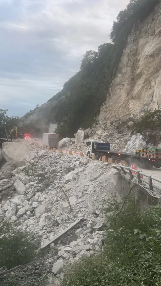 苏花落石坍方阻路清晨5点抢通了 开放单线双向通行
