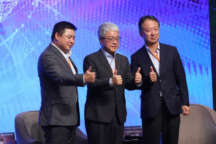 圖左為華城電機總經理許逸德，圖中為資深媒體人朱紀中，圖右為台灣三菱商事董事長兼總經理三田地肇。彭欣偉攝