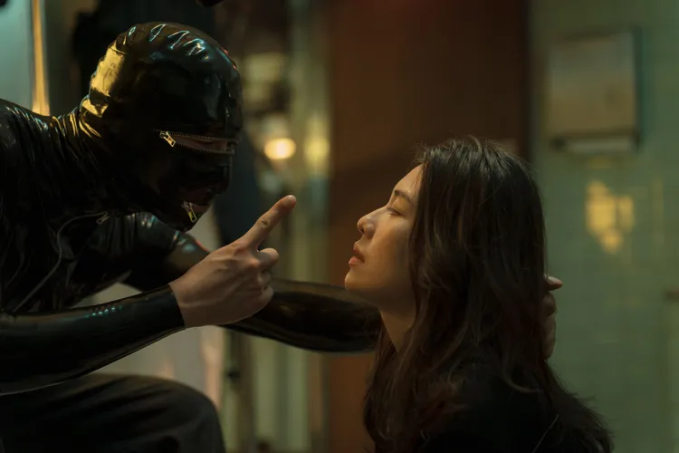 柯煒林扮「uberdick」特殊造型超槍眼和梁湘華有激烈糾纏動作戲。台北双喜電影提供