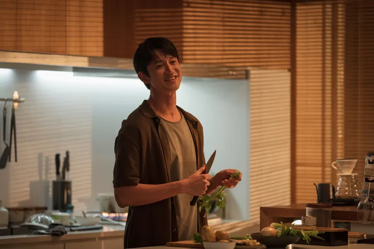 吳慷仁扮演海王「單親霸」多才多藝還會做「馬賽魚湯」。台北双喜電影提供