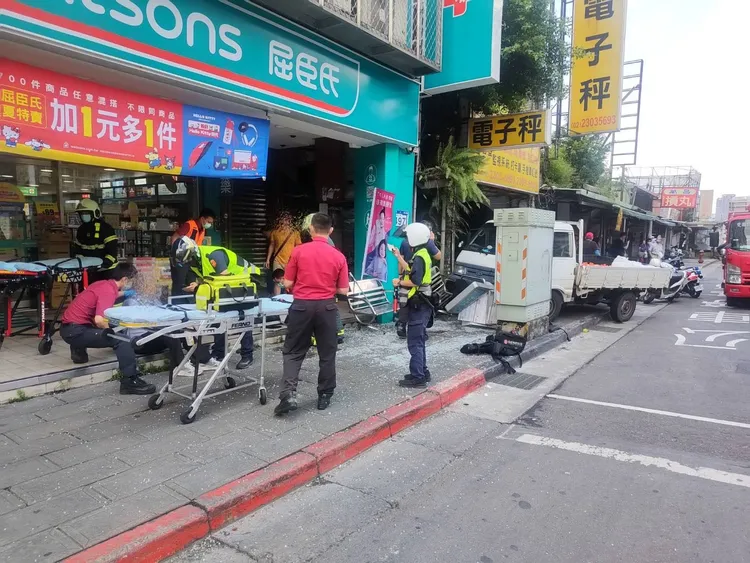 兩名等公車的男子無端遭撞，雙雙腳部骨折送醫救治。翻攝畫面