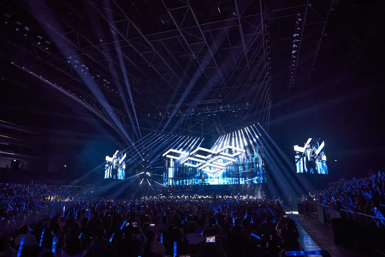 張信哲昨在杜拜開唱，吸引萬人搶聽。潮水音樂提供