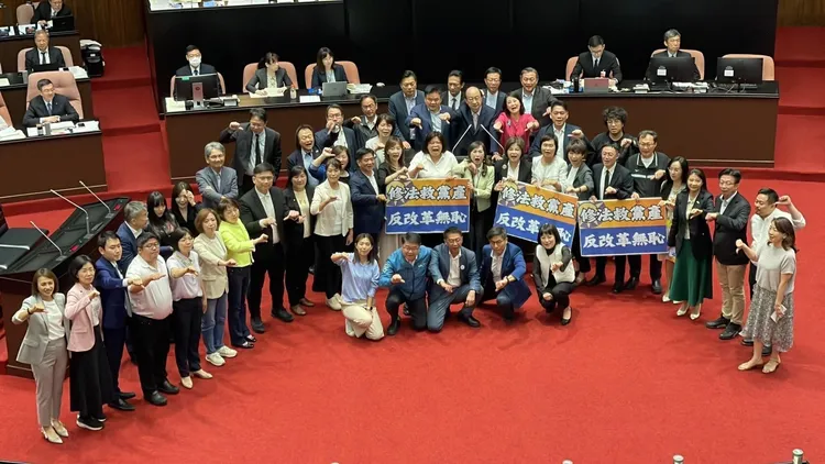 黃捷開酸全台最大強盜國民黨，又要把不當黨產搶回去了。翻攝黃捷臉書