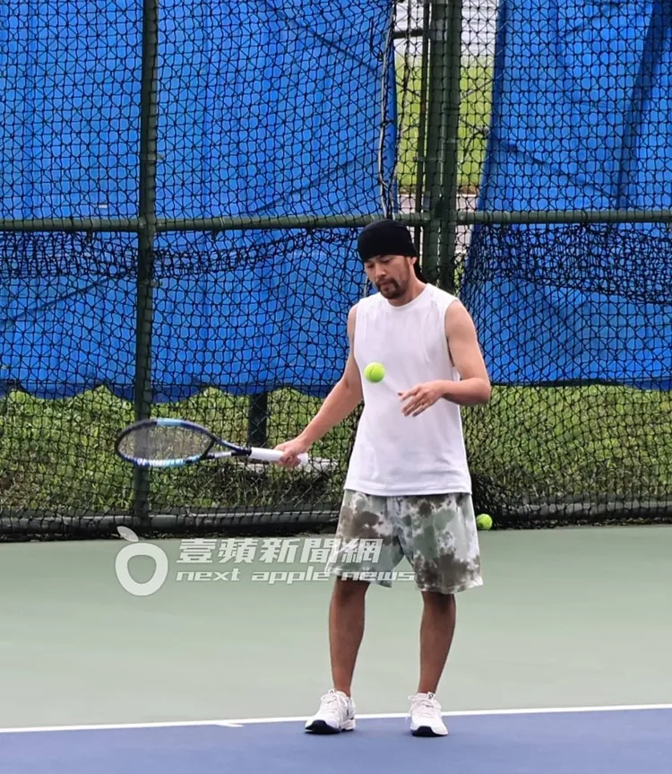 周杰倫熟練的將網球輕拋，準備發球。特勤中心攝