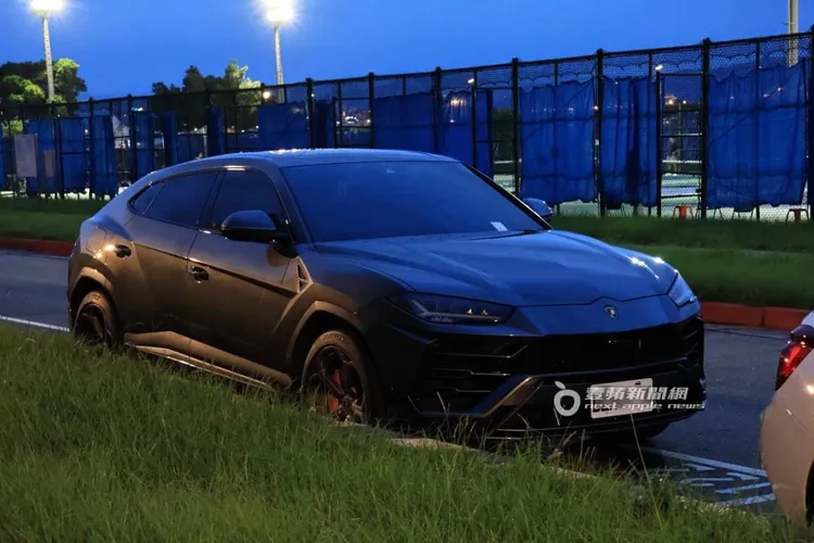 昆凌送給周杰倫要價1200萬元的藍寶堅尼Urus休旅車就停在網球場外停車格。特勤中心攝