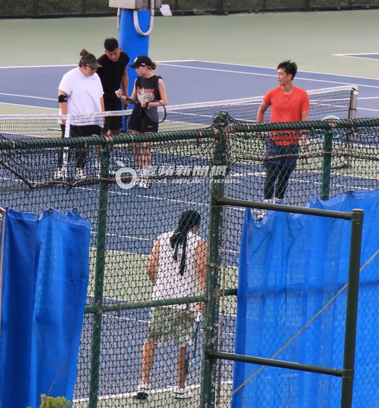 周杰倫在球場上認真練球，昆凌（上排左三）和助理大妮及教練聊天。特勤中心攝