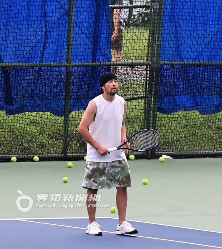 周杰倫握緊球拍，準備擊球。特勤中心攝