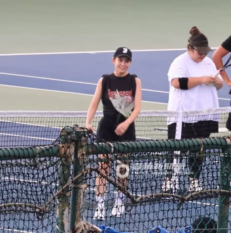 30歲的昆凌當天陪老公周杰倫打網球，看起來心情不錯。特勤中心攝