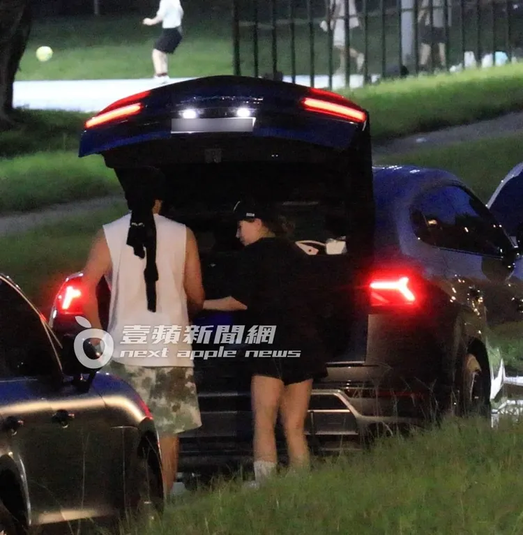 周杰倫遇到粉絲要求合照，將球拍放妥後滿足粉絲要求。特勤中心攝