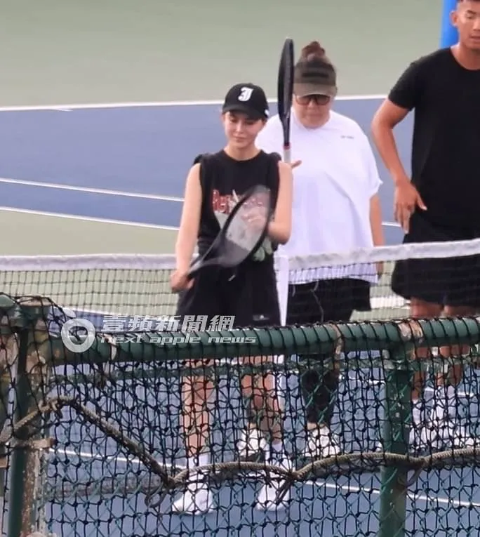 昆凌拿著球拍練習揮打。特勤中心攝