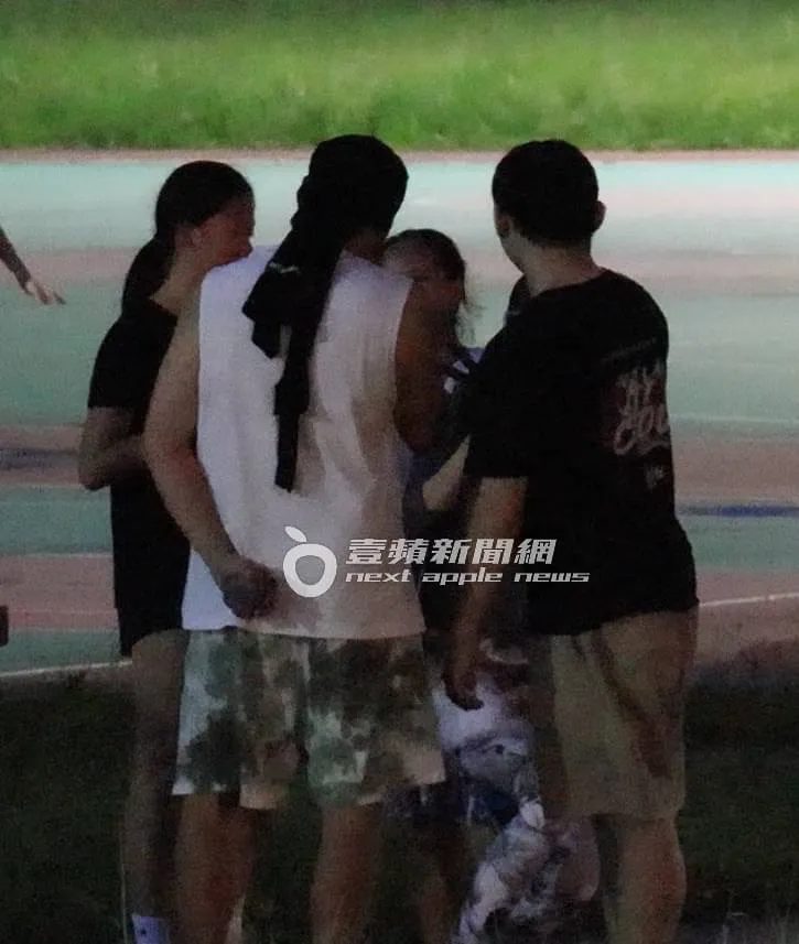 寵粉的周杰倫一一回應粉絲的合照，來者不拒。特勤中心攝