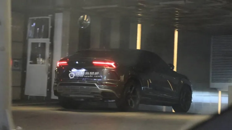 最後，周杰倫夫妻開車返回博物館級的豪宅。特勤中心攝