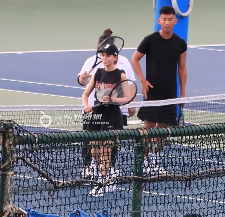 昆凌當天愛相隨，陪老公周杰倫練球。特勤中心攝