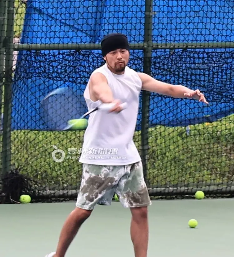 周杰倫猛力揮舞球拍回擊。特勤中心攝