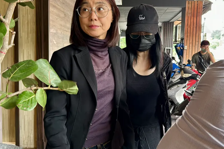 黃嘉千（右）素顏戴著棒球帽，和大咖律師賴芳玉來「寬姐」母親靈堂。特勤中心攝