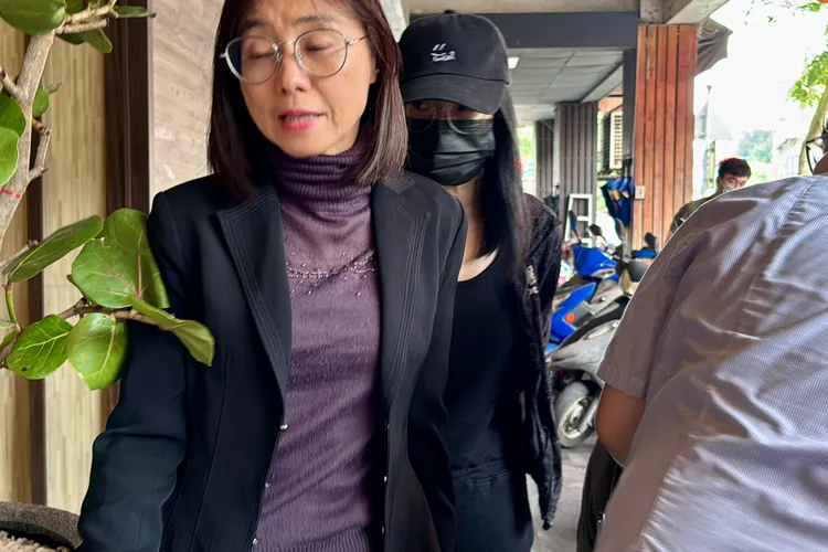 黃嘉千（右）素顏戴著帽子，完全看不出實際年齡。特勤中心攝