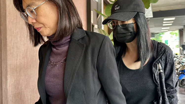 黃嘉千素顏（右）跟律師賴芳玉一起來靈堂致哀。特勤中心攝