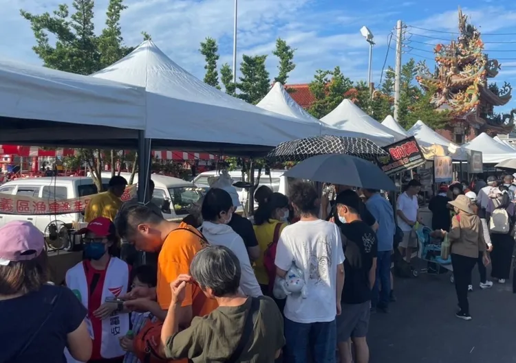 農特產市集熱鬧滾滾。市府提供