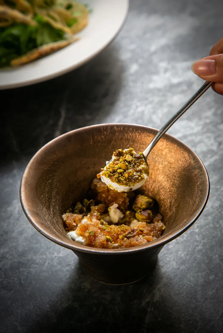 OKA冲繩鮮奶酪嚴選的沖繩黑糖和日本中澤乳霜為基底，佐以香脆的堅果帕林，呈現出簡單卻多變化的風味。業者提供