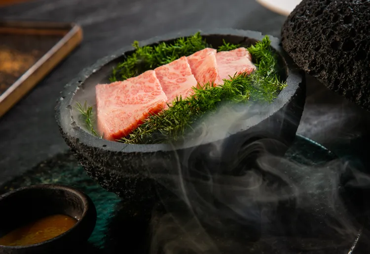 日本和牛星球霜降盛裝在宛如星球的容器，搭配由柑橘和秘製成分調製的醬料，巧妙利用清爽的柑橘風味轉換味覺。業者提供