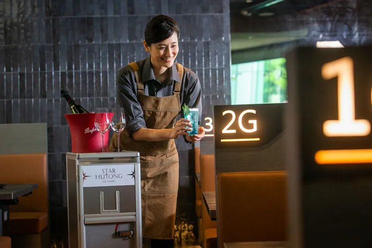 「STAR HUTONG 星胡同」傳承了三大品牌的精髓，將星宇航空的探索精神、胡同燒肉的精湛技藝與VG TAIPEI的創意巧妙融合。業者提供